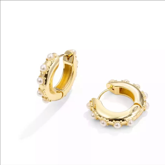 FP Pearl Huggy Hoop Earrings - Picture 4 of 6